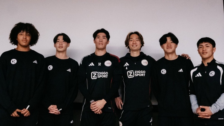 华体会入口-多名日本U17国脚试训阿贾克斯青年队，并与富安健洋、板仓滉合影