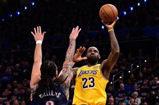 华体会入口-NBA季后赛｜湖人再度不敌雷霆，赛后全队找裁判理论